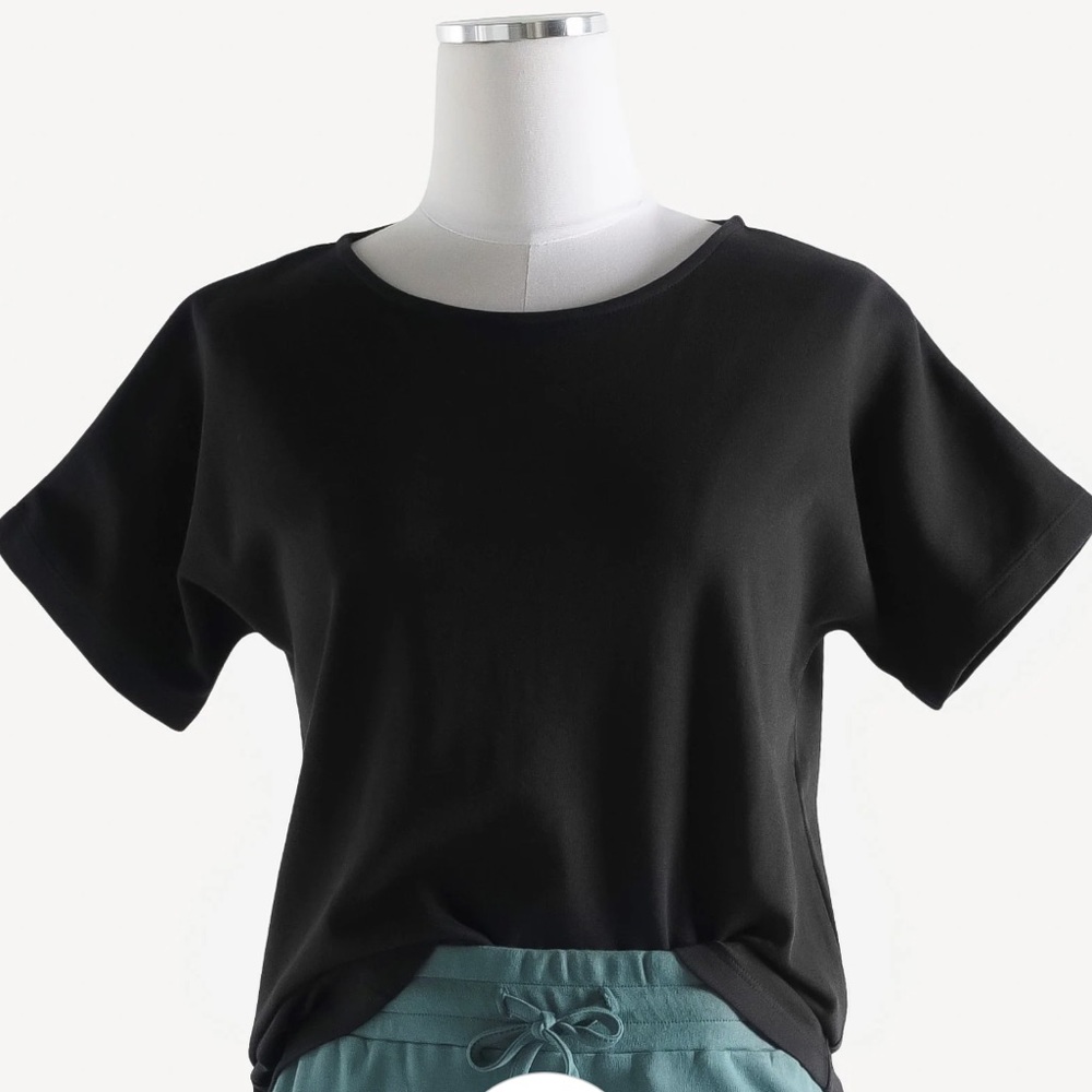 KQ women’s scoop neck tee